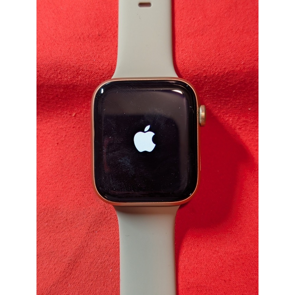 LOCKED Apple Watch Series SE 44mm Gold Aluminium Case Working